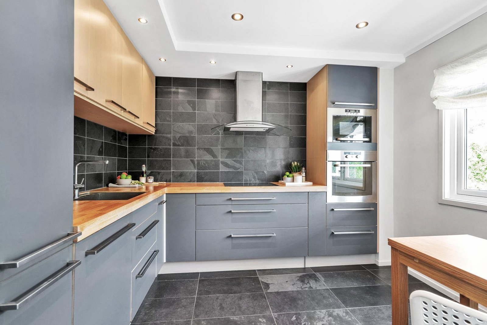 Dette er et strøkent rekkehus med pene farge- og materialvalg Galleribilde