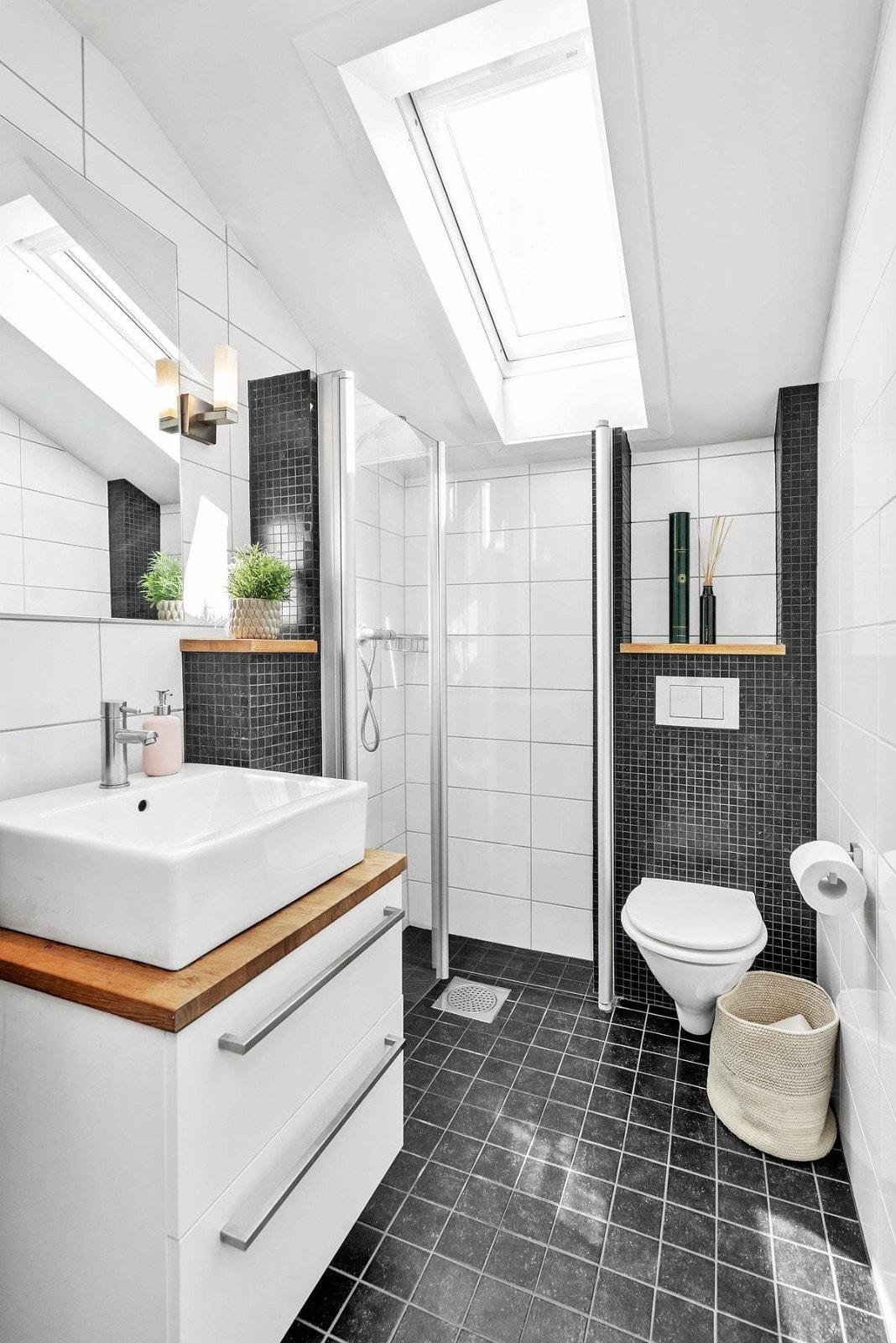 Pent bad med dusjhjørne Galleribilde