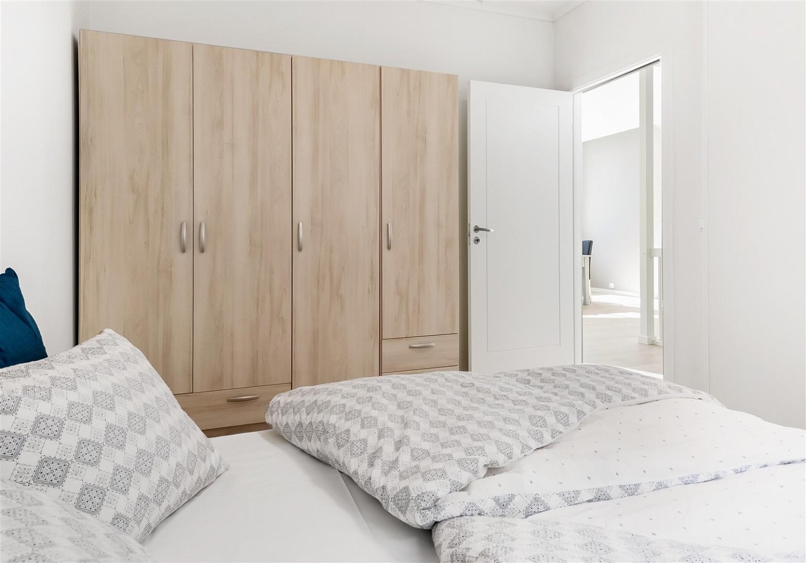Godt med plass til garderobe på hovedsoverommet. Alle garderobeskap medfølger salget. Galleribilde