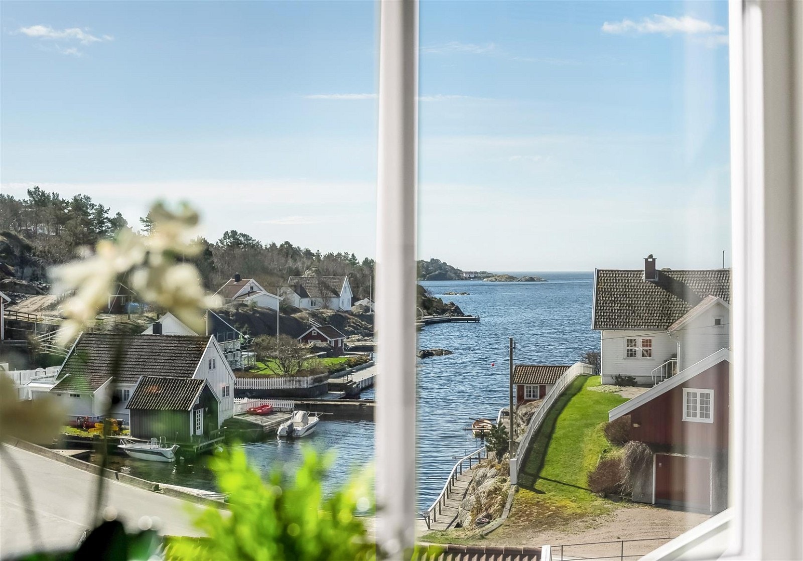 Flott utsikt mot havet og Torsøya Galleribilde