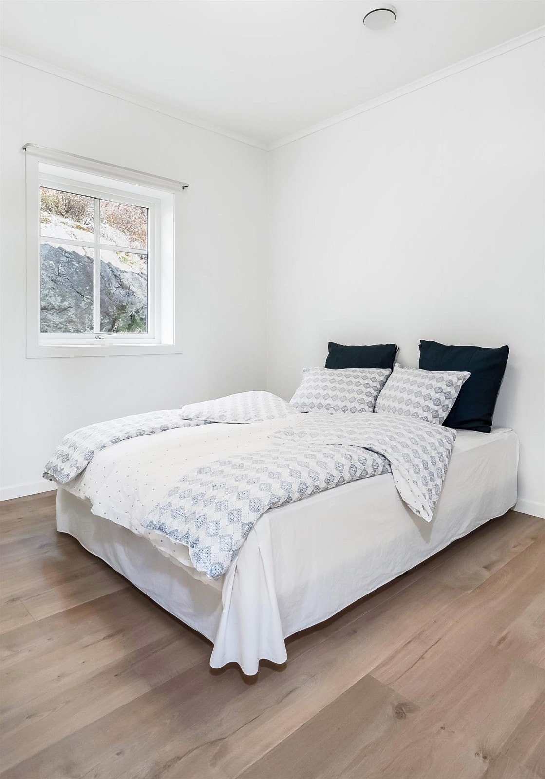 Stort hovedsoverom med god plass til dobbeltseng, garderobe og en mulig arbeidsplass. Galleribilde
