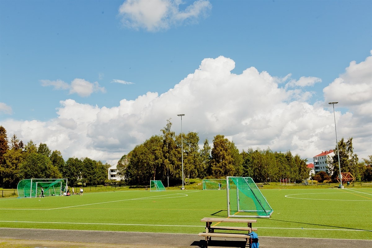 På Lambertseter friidrettsbane finnes flere fotballbaner. Rett i nærheten ligger også svømmehall. Galleribilde