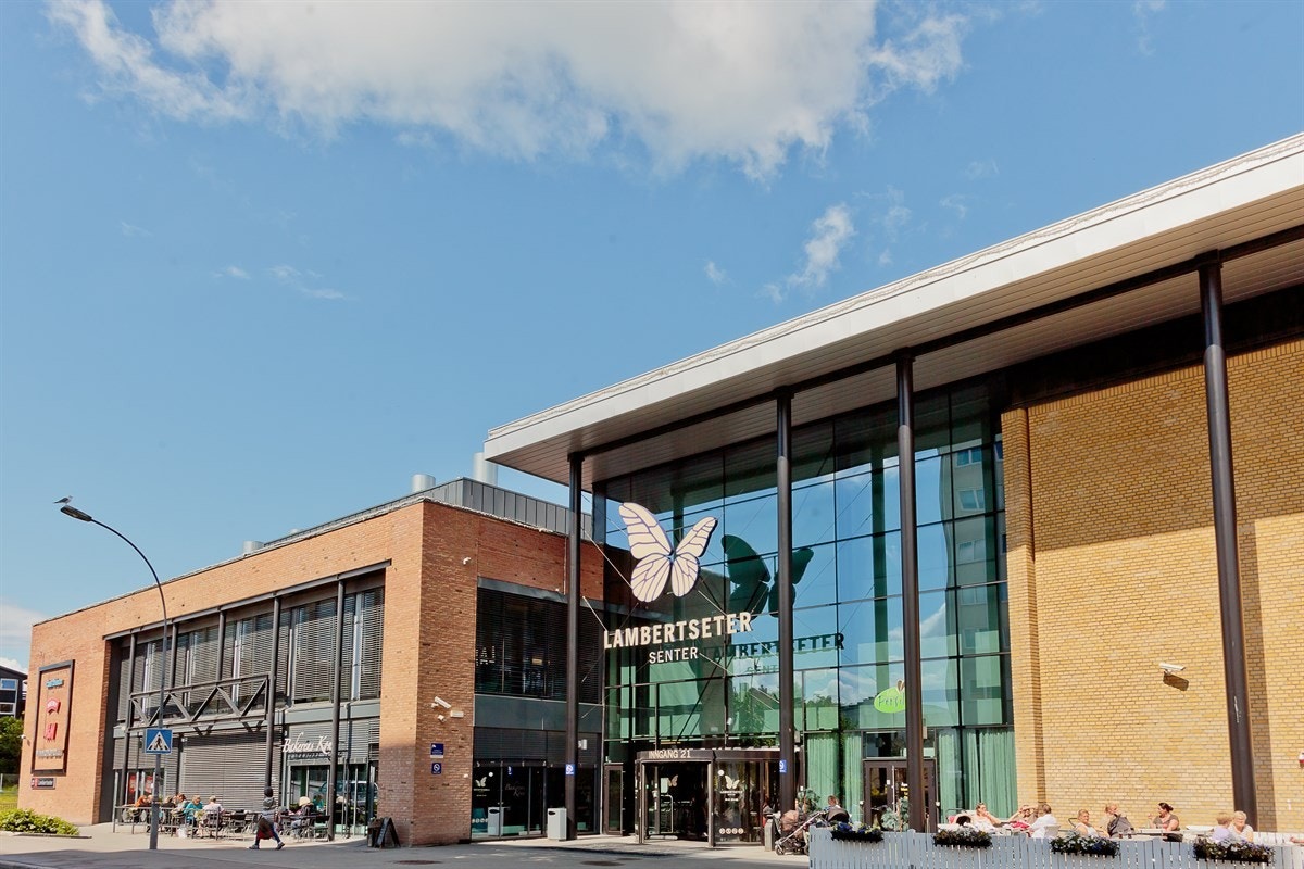 I oktober 2010 åpnet det nye Lambertseter senter med ca. 70 butikker (bl.a. vinmonopol, apotek, Clas Ohlson og H&M), bibliotek og Symra kino med to kinosaler. Galleribilde