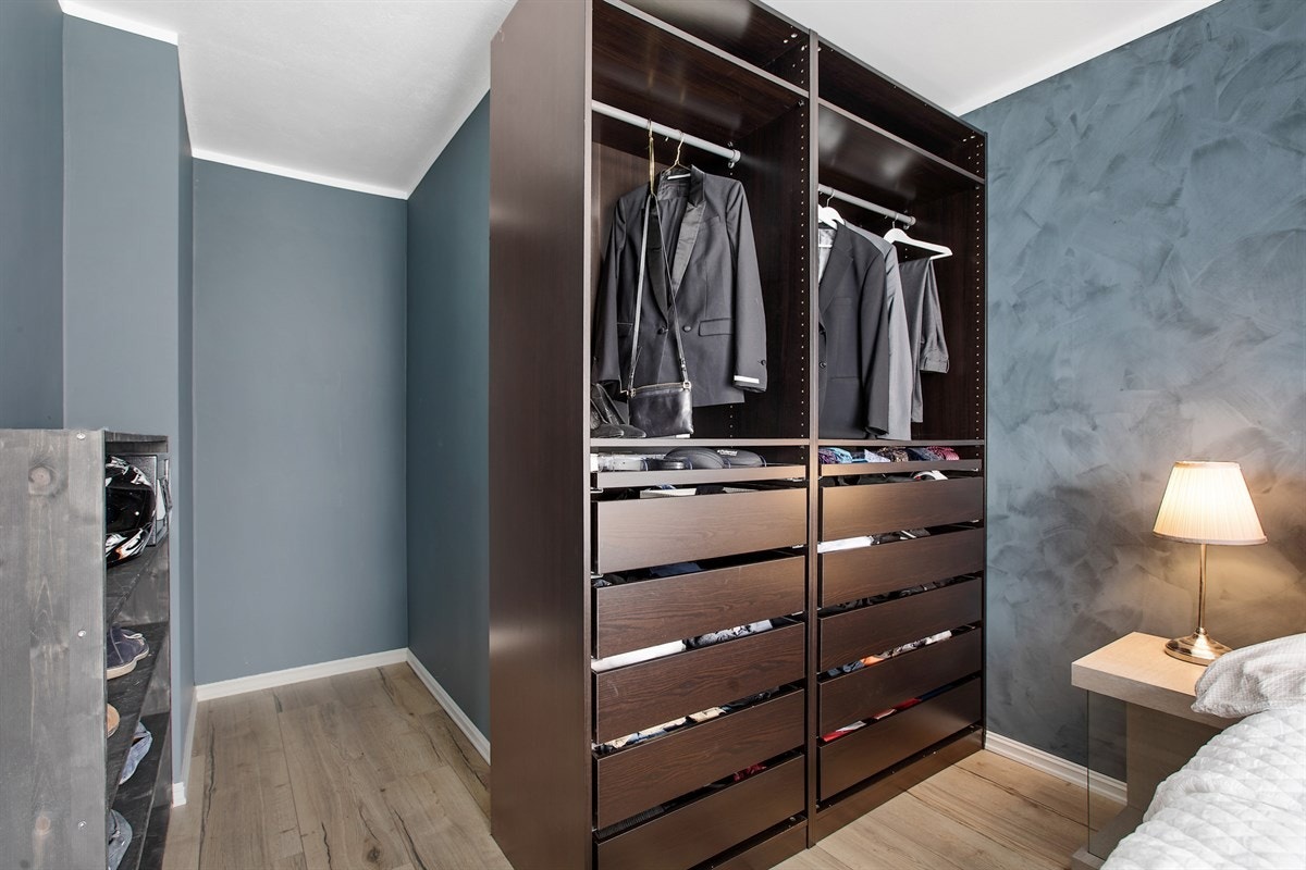 Praktisk garderobeskap med gode oppbevaringsmuligheter. Størrelsen på rommet gir mulighet for en mindre walk-in-closet-løsning. Galleribilde