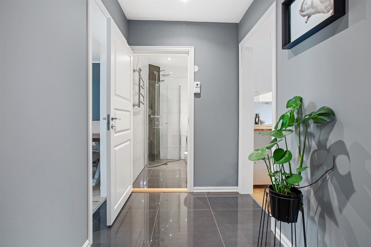 Det første som møter deg er den innbydende og praktiske entréen. Tidløse fliser på gulv og downlights i senket himling. Galleribilde
