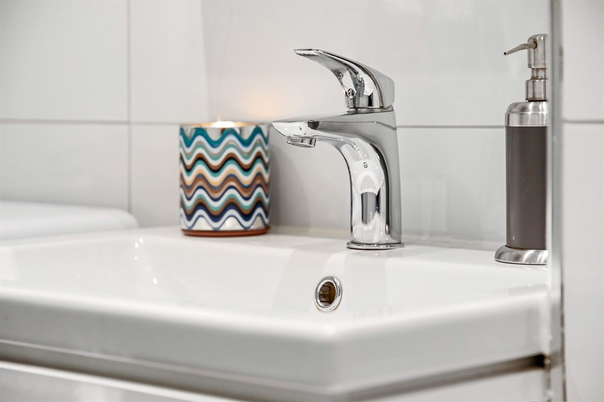 Detalj. Baderommet har senket himling med downlights. Galleribilde