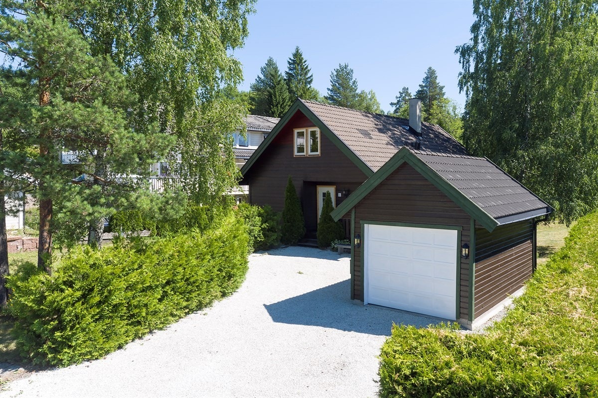 Privatmegleren ved John Granly Steen og Kristian Arthur Brunvoll har gleden av å presentere denne velholdte og trivelige eneboligen over 2 plan med garasje og romslig terrasse på Konnerud i Drammen. Galleribilde