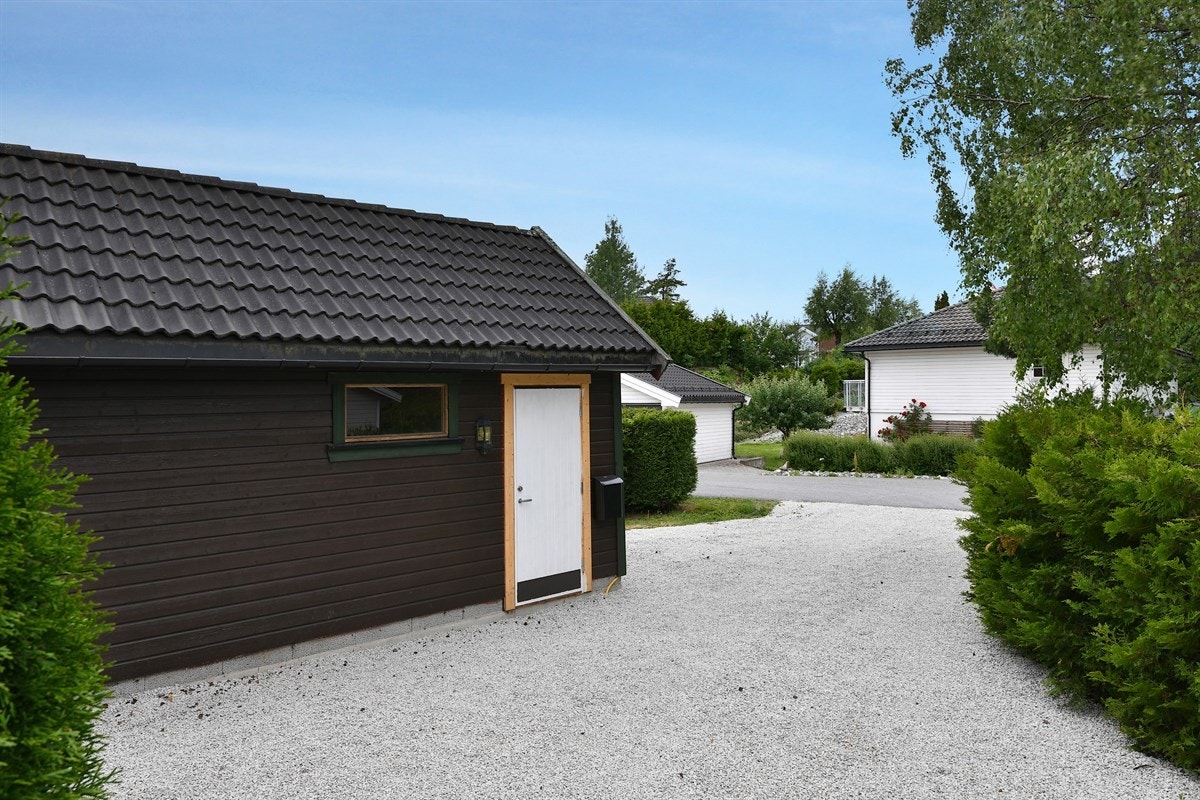 Fra eiendommen er det gangavstand til Hallermoen barneskole og Svensedammen ungdomsskole. Galleribilde