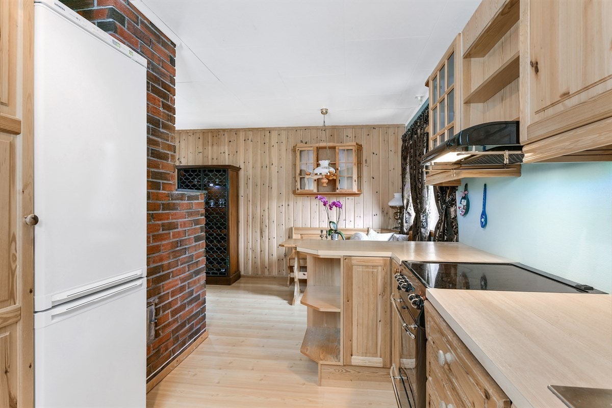 På kjøkkenet medfølger Siemens kjøleskap, og det er ventilator over komfyrsplass, samt opplegg for oppvaskmaskin. Galleribilde