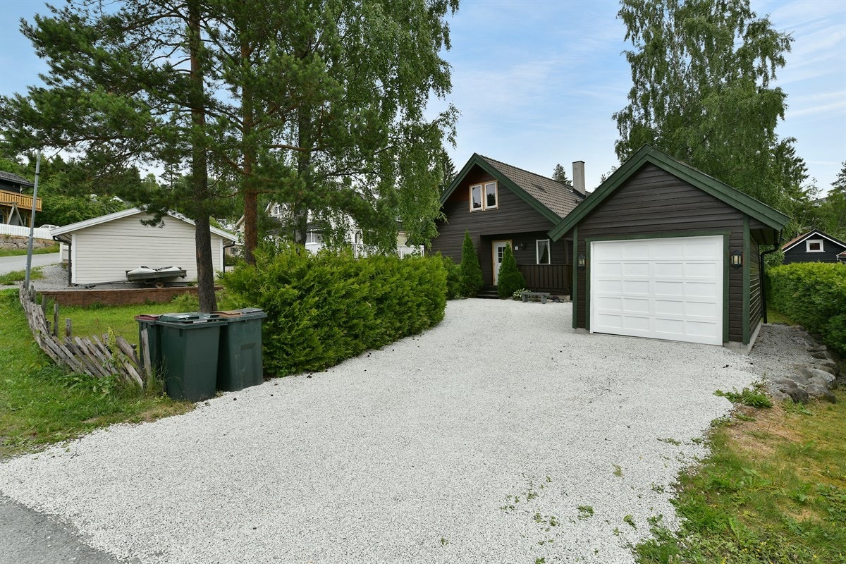 Gårdsplassen har lys grus, og her er det oppført garasje. Galleribilde