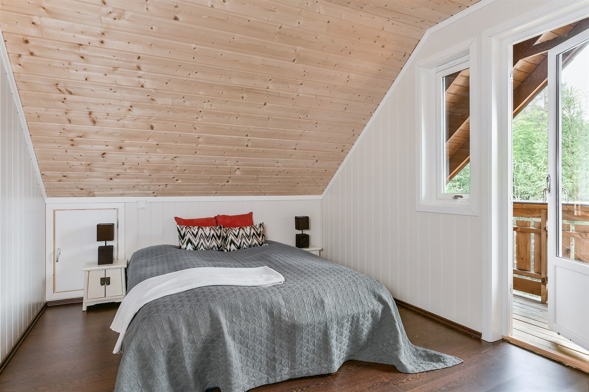 Eneboligen har tre gode soverom, hvorav to lyse og ekstra romslige med gulvvarme i andre etasje. Galleribilde