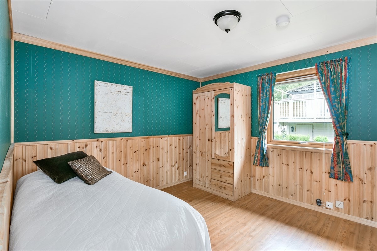 Soverommet i første etasje har garderobeskap, og det er lagringsplass med knevegg og innvendig bod. Galleribilde