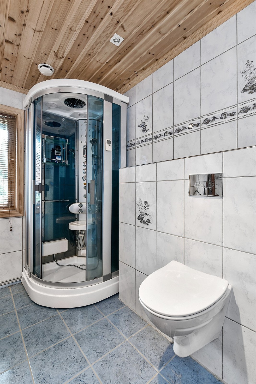 Badet har velholdte fliser, hvorav enkelte med dekor, downlights i himling og gulvvarme. Galleribilde