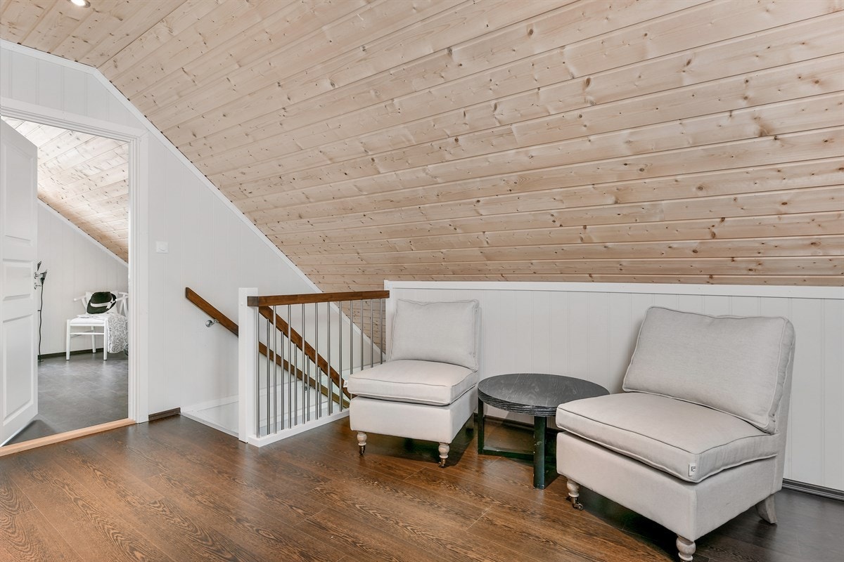 Loftstuen ligger mellom soverommene, noe som gir en fin ungdomsavdeling. Galleribilde