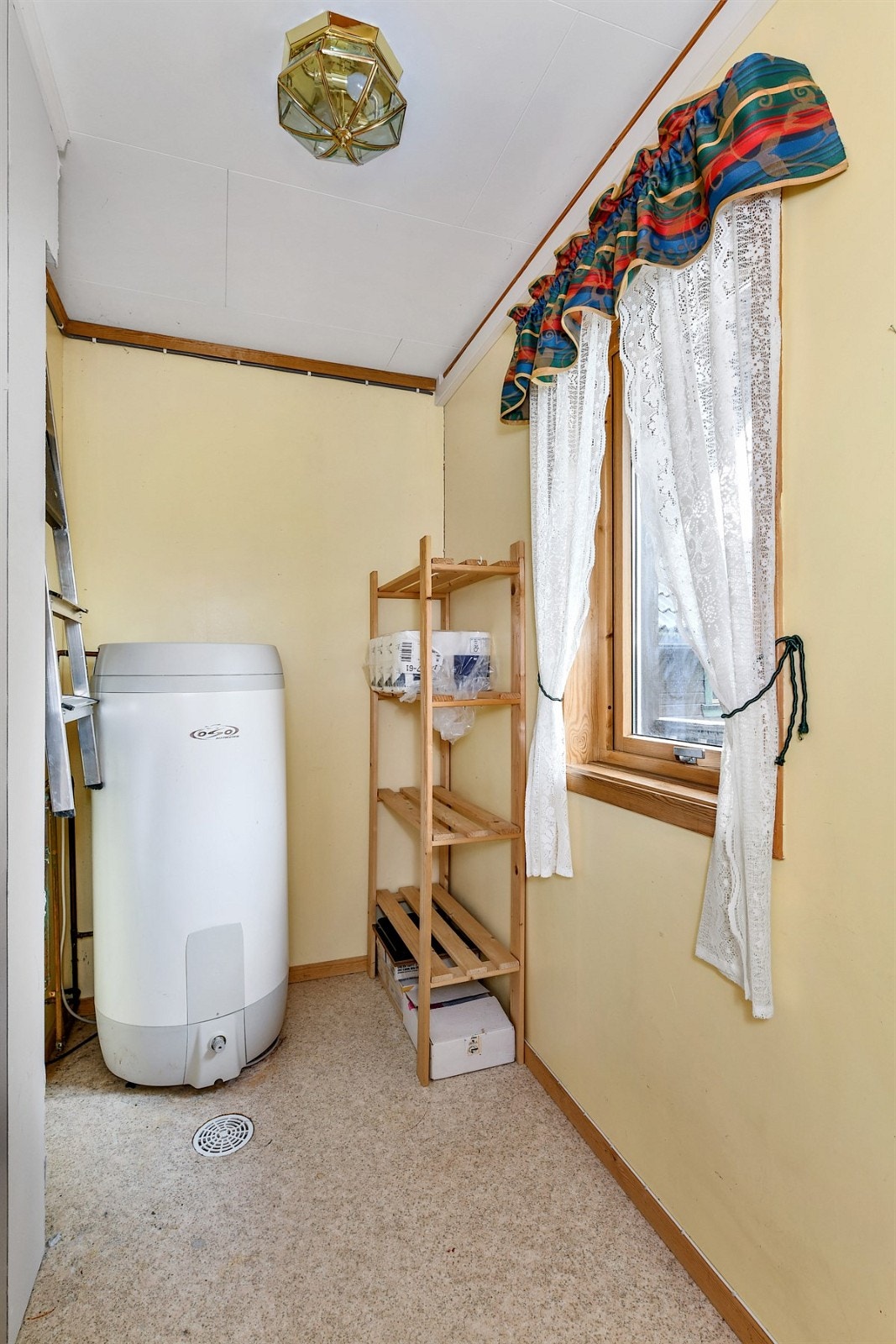 Vaskerommet er praktisk tilliggende entré og har gulv med belegg og sluk, gulmalte vegger og et vindu som vender mot gårdsplass. Galleribilde