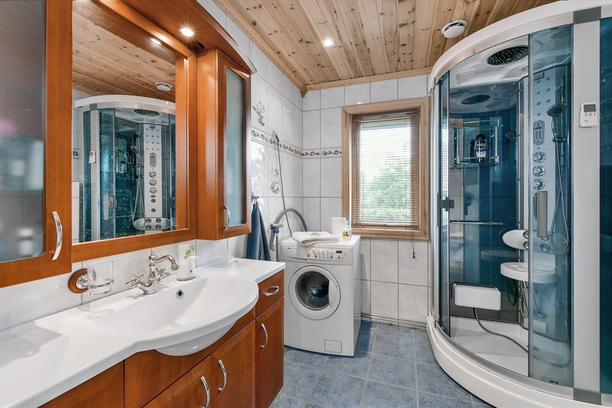 Boligen har et bad og et vaskerom i første etasje, samt et nyere wc-rom i andre. Galleribilde