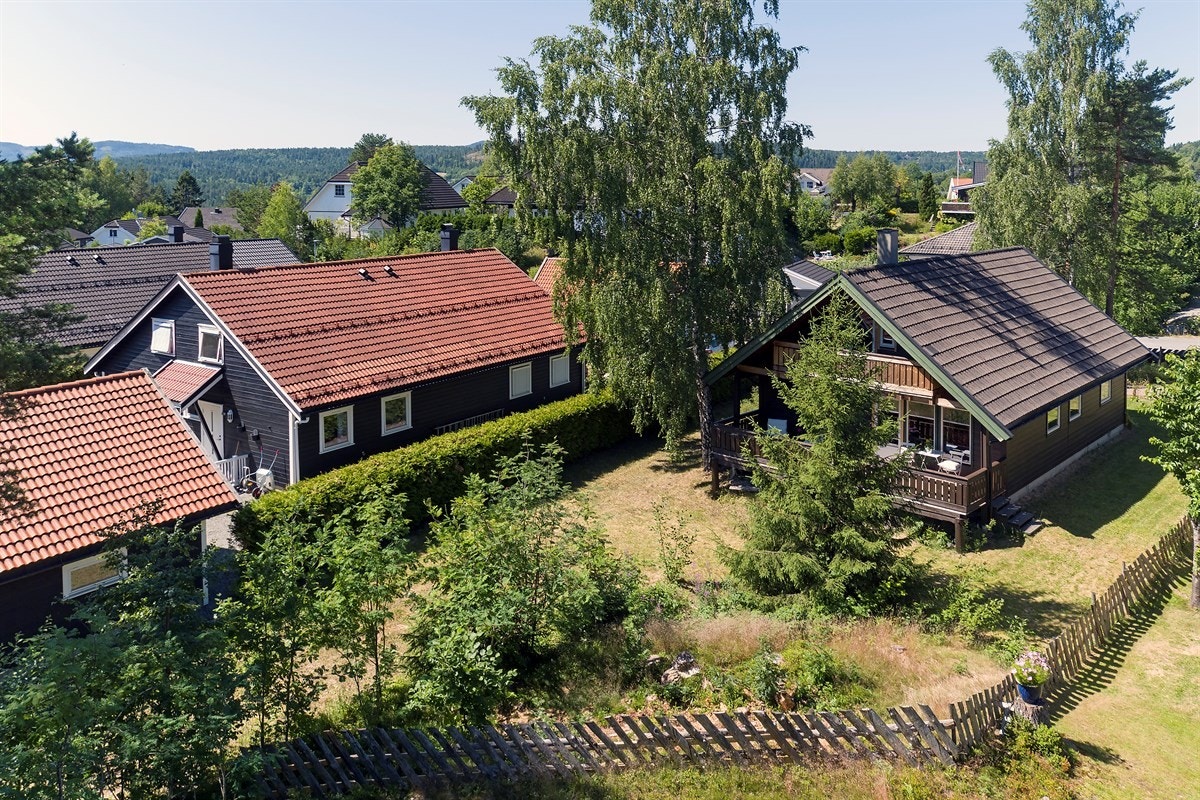 Eiendommen er pent opparbeidet med plen både foran og bak huset. Galleribilde
