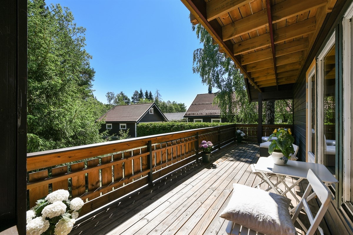 Fra stue og soverom er det utgang til henholdsvis terrasse og en veranda med overbygg, hvor sol og utsyn til naturomgivelser kan nytes. Galleribilde