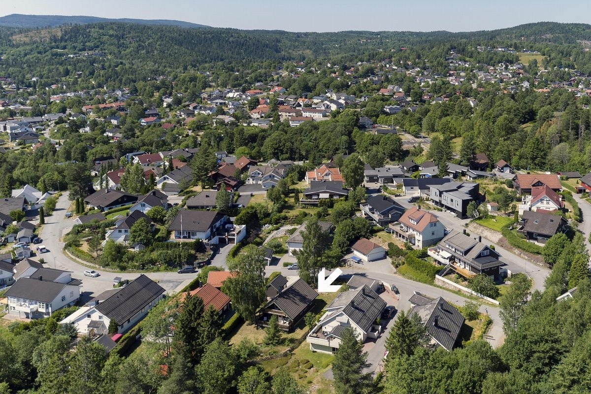 Eiendommen ligger i et etterspurt og meget barnevennlig boligområde på Konnerud i Drammen kommune. Galleribilde