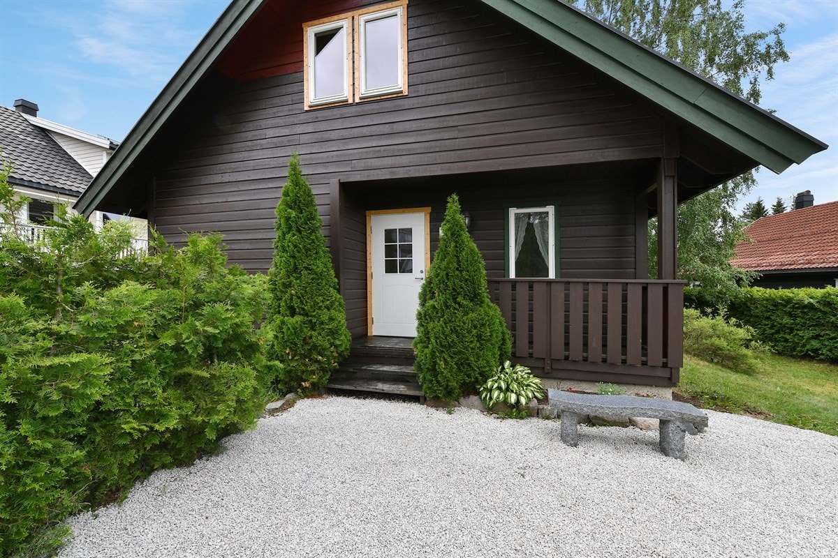 Kun en kilometer fra boligen ligger Haukåstoppen, hvor du belønnes med fantastisk utsikt over Drammen. Galleribilde