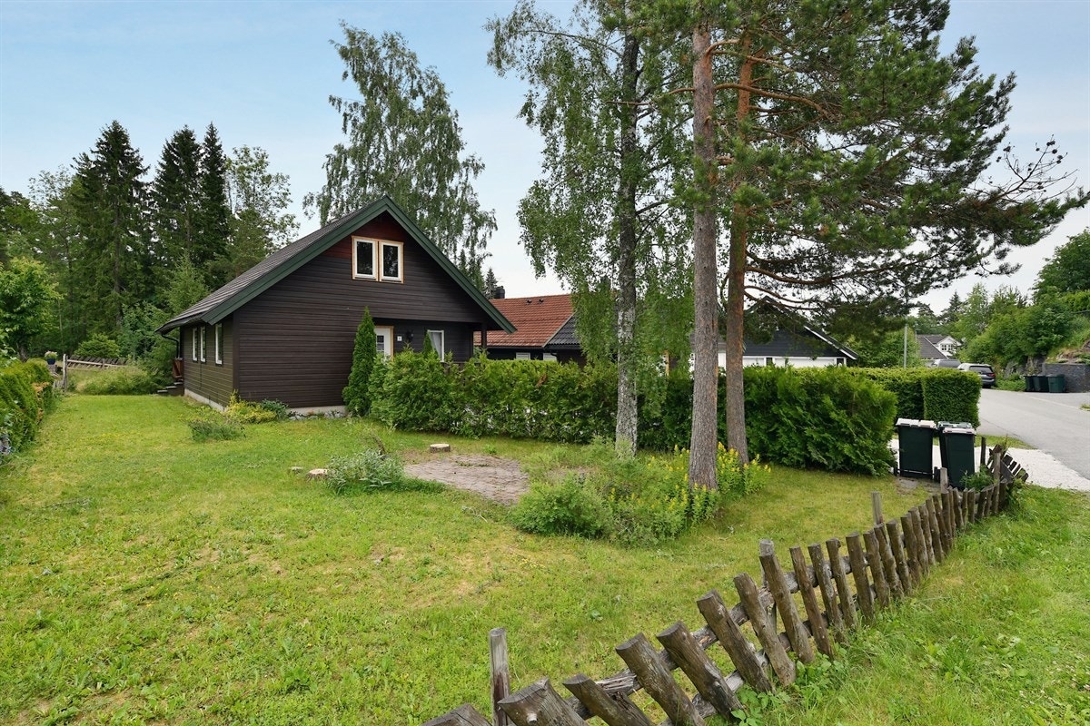 På to sider av tomten er det skigard, mens det i skillet mot eiendommen på nedsiden er fyldig, veltrimmet hekk. Galleribilde