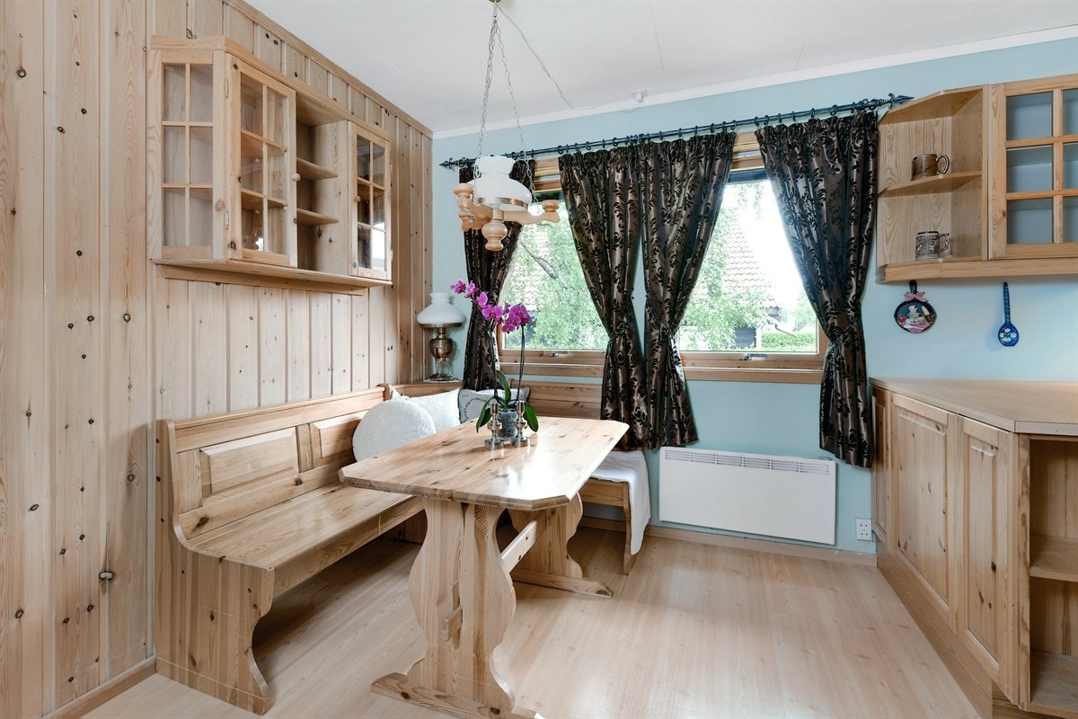 Stue med møblert spiseplass. Galleribilde