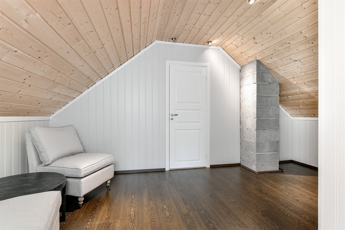 Stuen har varme i gulv og skråhimling med belysning, for en lun atmosfære. Galleribilde