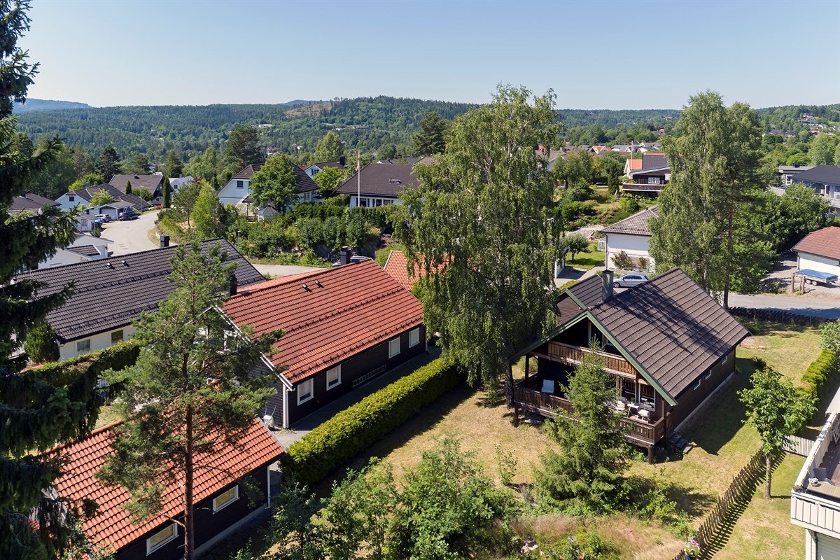 Strøket er barnevennlig og ligger med fin gangavstand til skoler, barnehager, idrettsfasiliteter, buss og butikker. Galleribilde