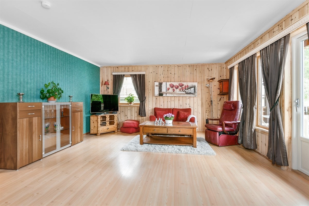 Stuen har gode vindusflater som sørger for innslipp av naturlig lys, og det er utgang til terrasse. Galleribilde