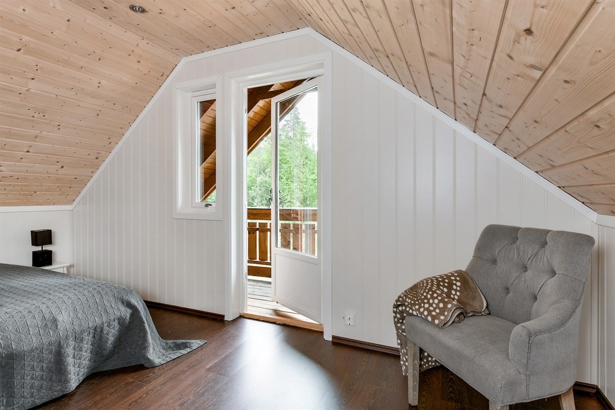 Fra det ene soverommet i andre etasje er det utgang til veranda. Galleribilde