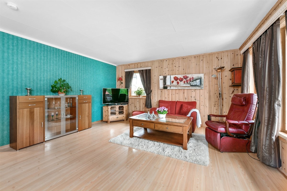 Hoveddelen av stuen lar seg enkelt innrede med sofamøblement. Galleribilde