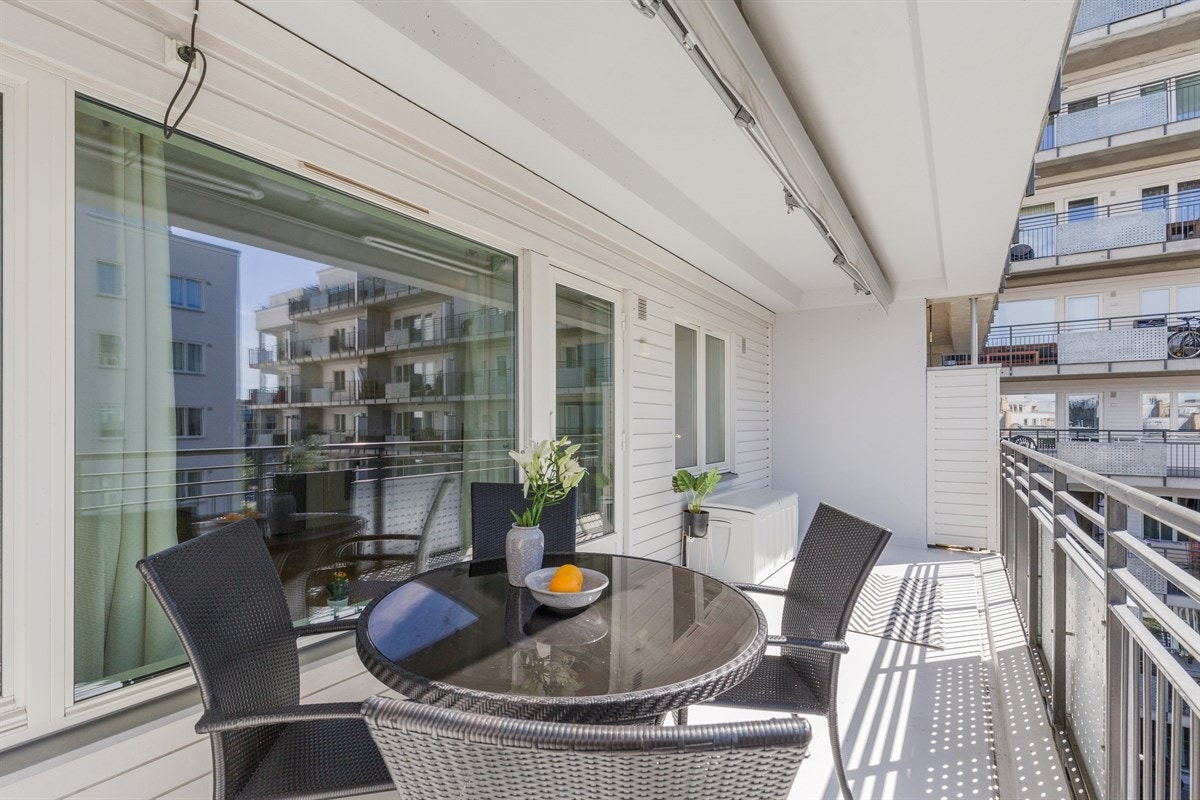 Leiligheten har en herlig romslig og solfylt balkong Galleribilde