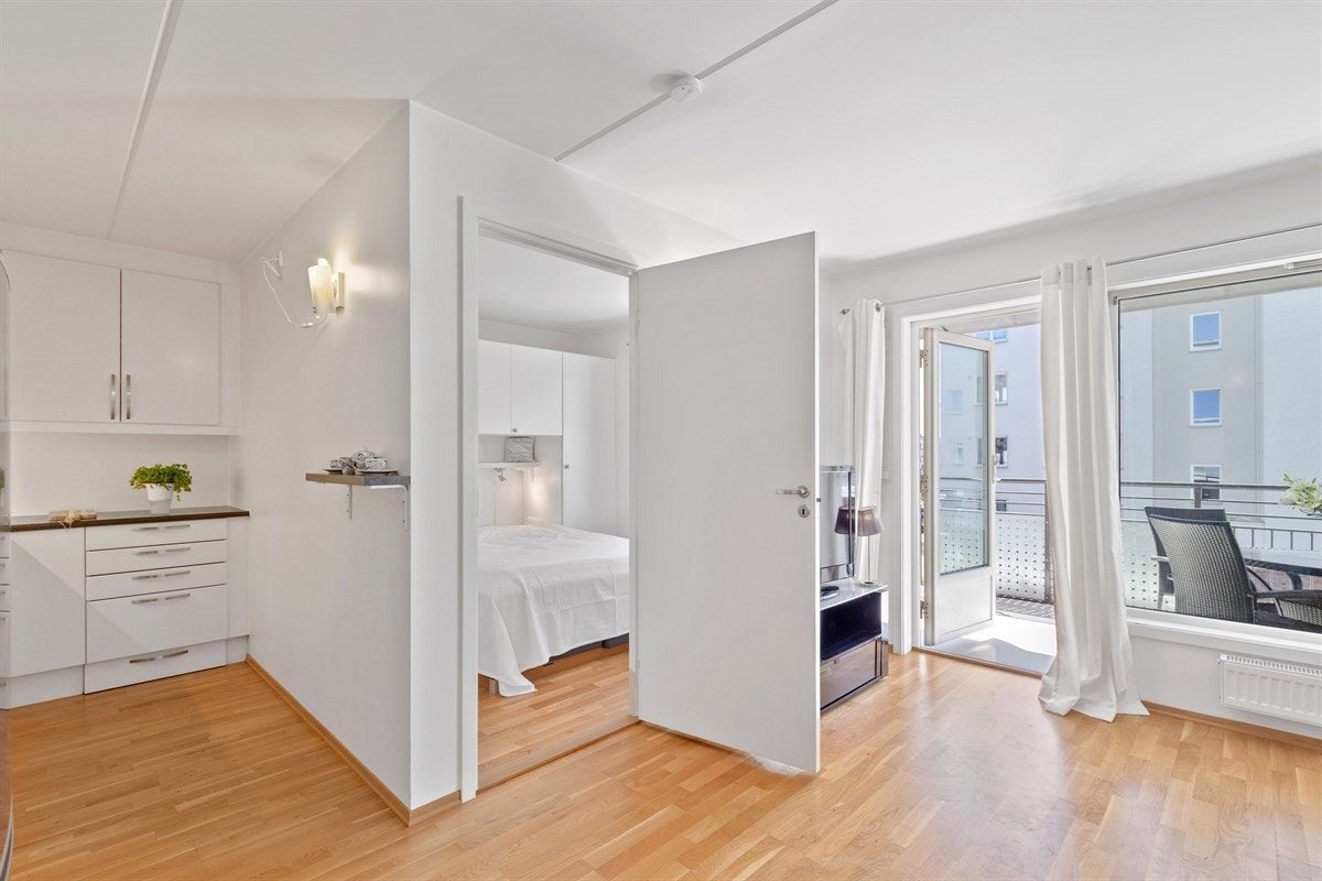 Leiligheten har en praktisk åpen løsning mellom kjøkken og stue. Galleribilde