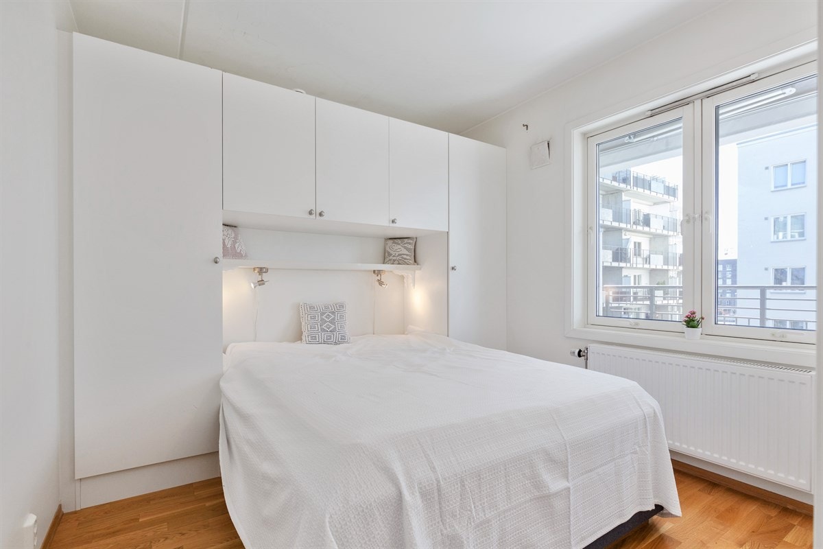 Soverommet er lyst og romslig, med en praktisk skapløsning. Galleribilde