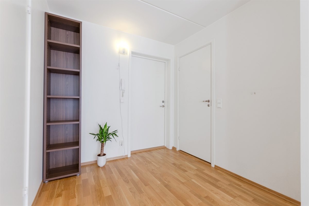Velkommen inn! Leiligheten byr på en romslig entre. Galleribilde