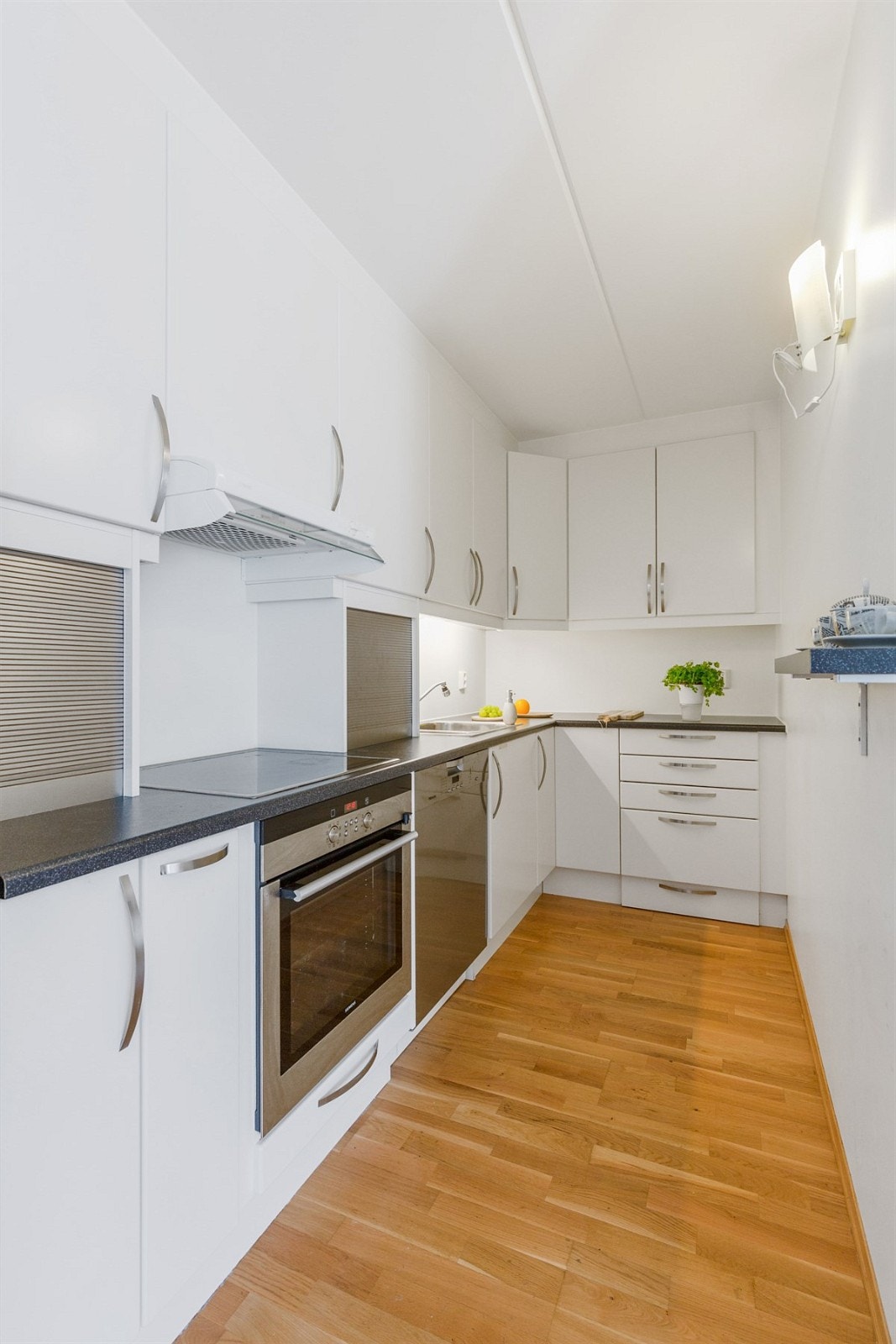 Kjøkkenet er praktisk og byr på både mye lagringsplass og benkeplass! Galleribilde