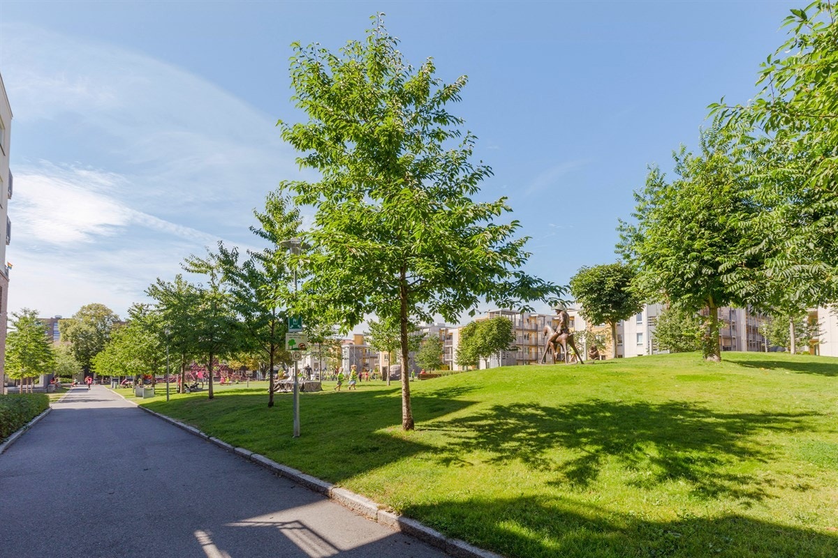 Like ved leiligheten finner vi den populære skulpturparken Peer Gynt Galleribilde