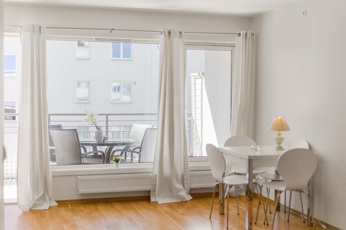 Fra stuen er det utgang til leilighetens flotte balkong! Galleribilde