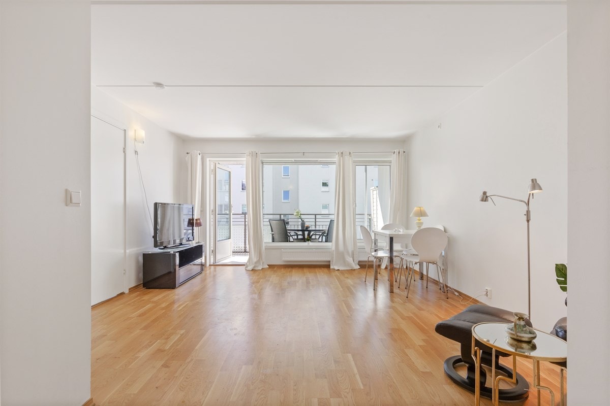 Stuen er romslig med god plass til både spisebord og sittegruppe. Galleribilde