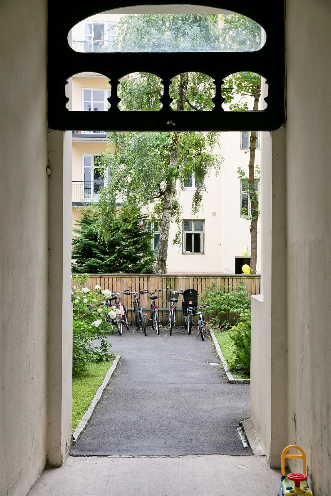 Fra portrommet til opparbeidet bakgård med blant annet sykkelparkering Galleribilde