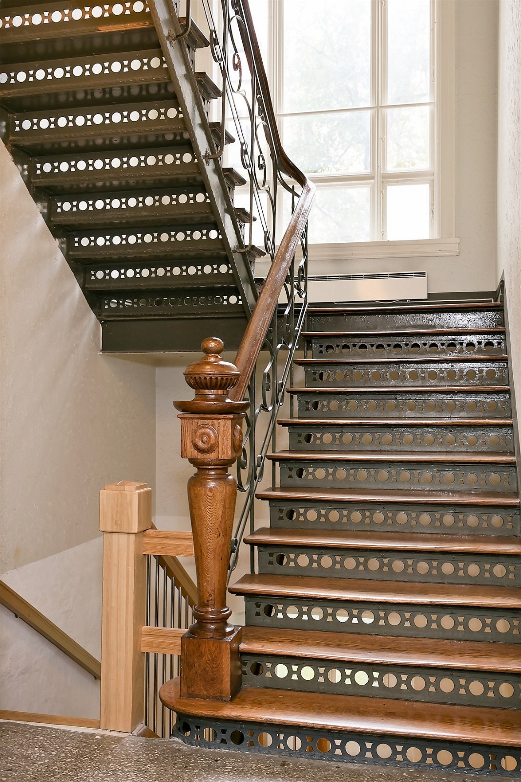 Her bor du fantastisk til i et velholdt sameie og i et populært boligområde omkranset av byvillaer og erverdige bygårder, rett ved men tilbaketrukket fra yrende Bogstadveien. Galleribilde