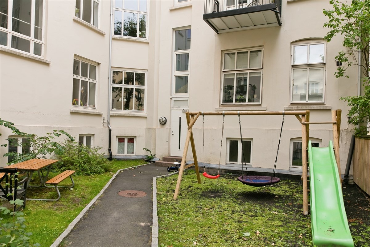 Opparbeidet bakgård med nytt utemøblement og lekestativ Galleribilde