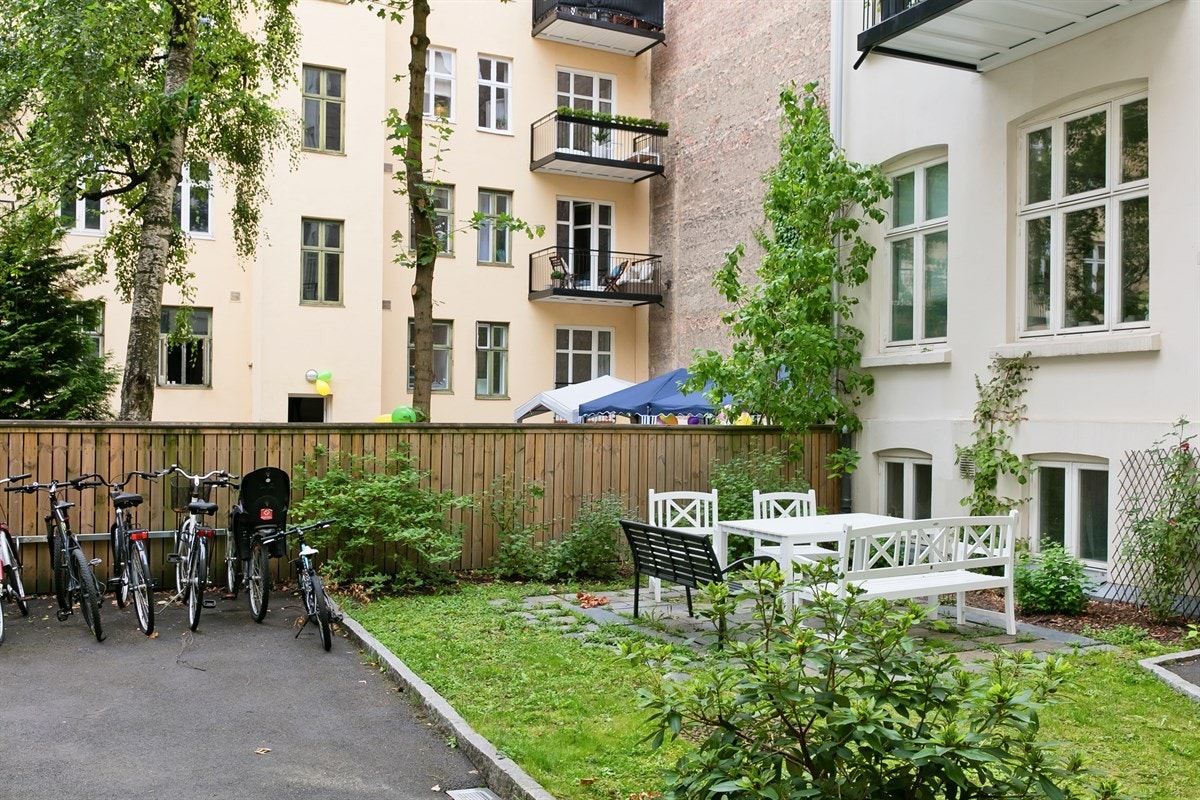 Rolig bakgård som er pent opparbeid og med hyggelig sittegruppe Galleribilde