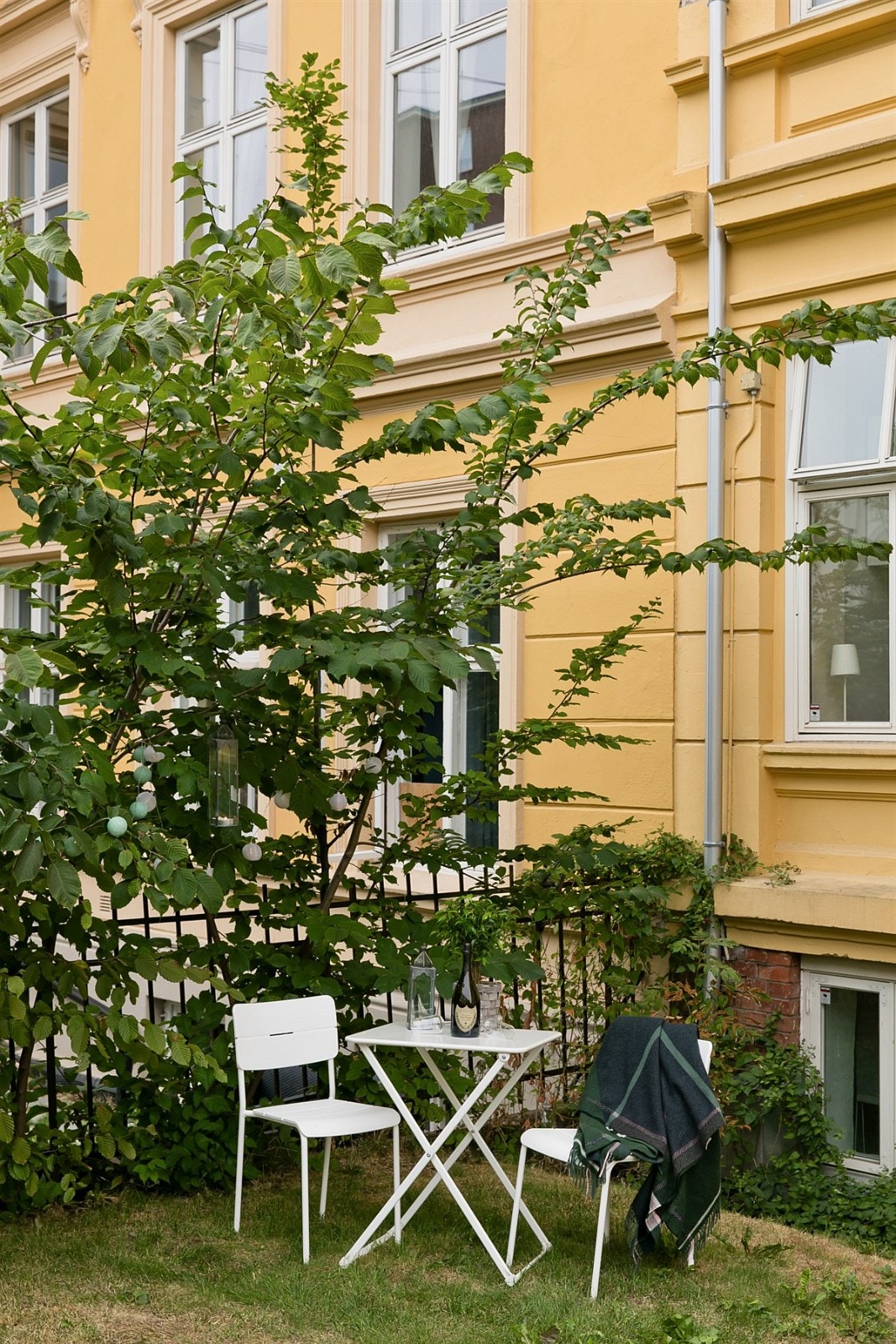 Idyllisk liten plass i forhagen - rett utenfor leiligheten Galleribilde