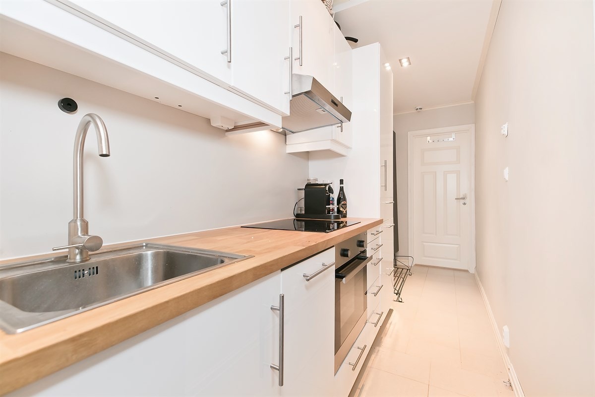 Stort innredet rom/soverom med kjøkken, god takhøyde, garderobeløsning og eget bad Galleribilde