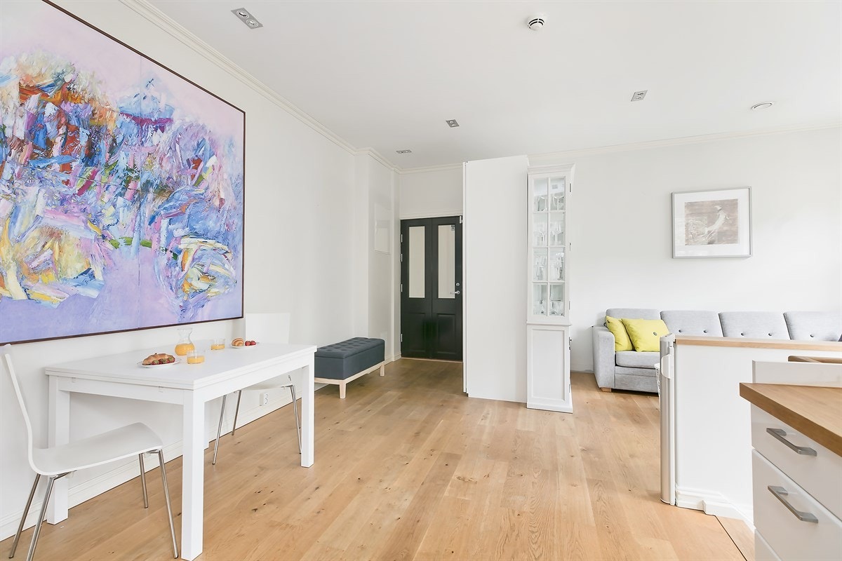 Stille og tilbaketrukket i enveiskjørt gate. Galleribilde