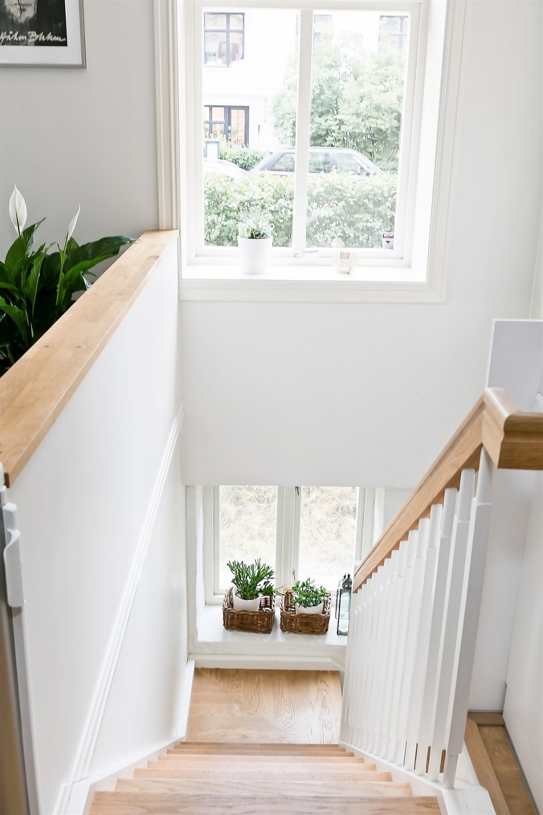 Flott trapp mellom etasjene, og med fine lyskilder via vinduene! Galleribilde