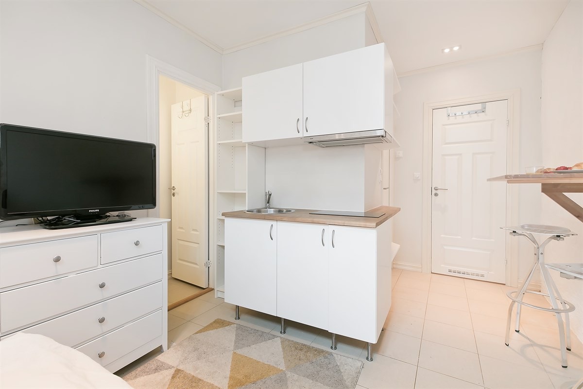 Legg merke til takhøyden - målt til 2,53m. Vinduene er romslige og gir godt med lys. Det finnes ikke innsyn pga forhagen. Galleribilde