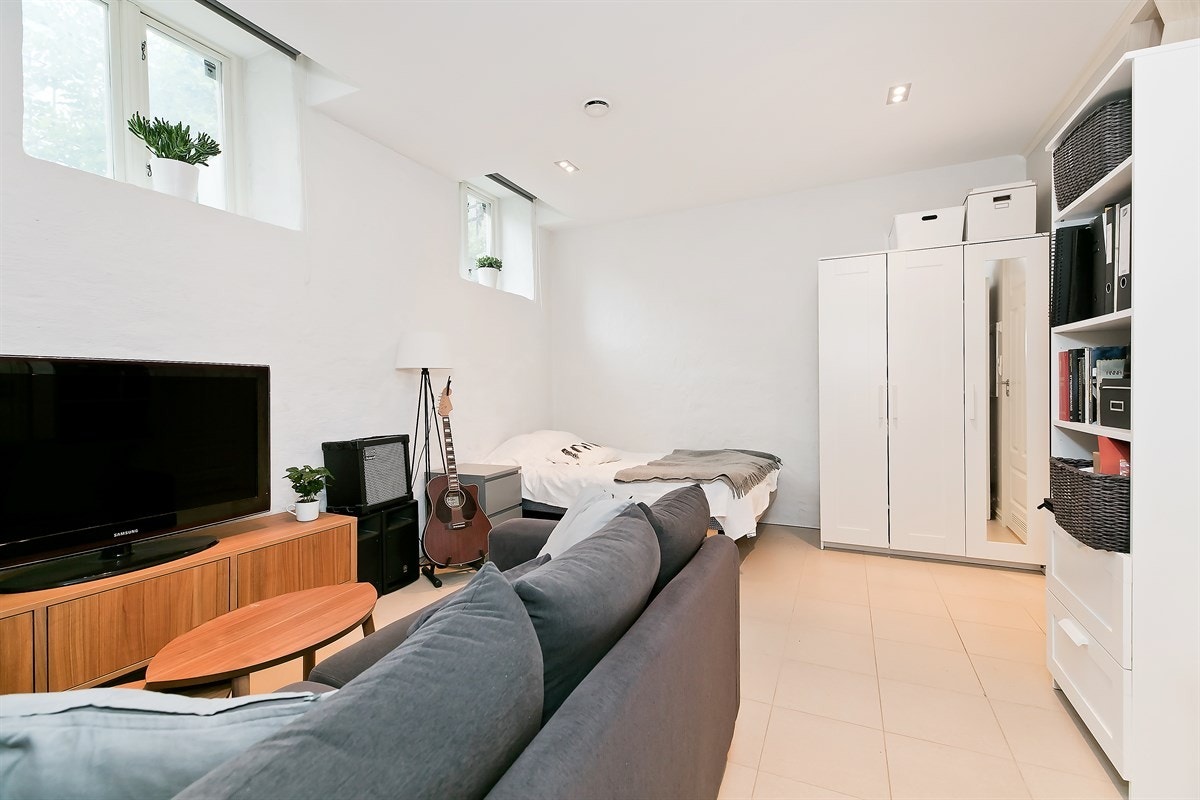 Legg merke til takhøyden - målt til 2,53m. Vinduene er romslige og gir godt med lys. Det finnes ikke innsyn pga forhagen. Galleribilde