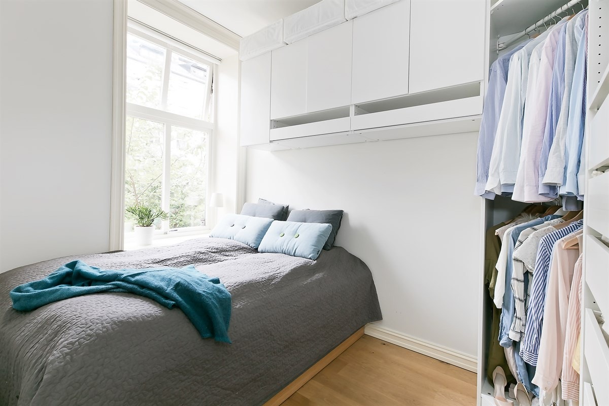 Et lyst og hyggelig soverom, med rikelig garderobeinnredning. Galleribilde